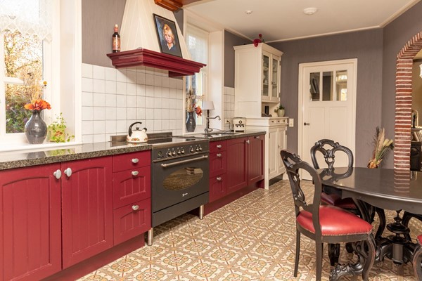 Te koop: Schitterende woonboerderij met kapschuur, tuinhuis en bakhuis op riante kavel eigen grond!