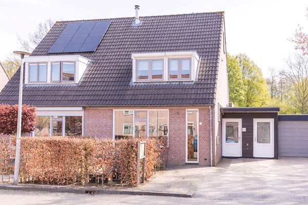 Te koop: Ruime tweekapper met praktijkruimte en heerlijke grote tuin!