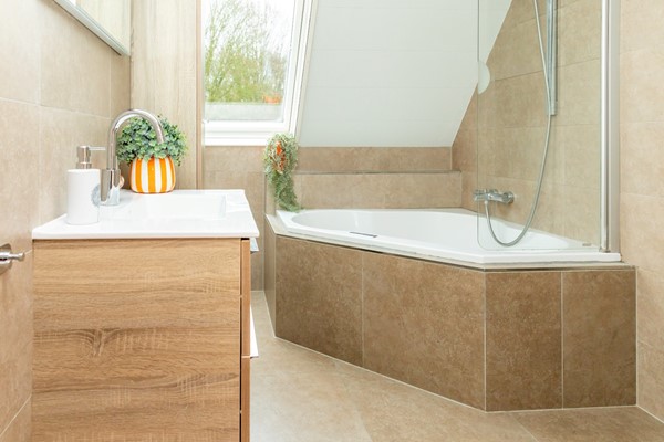 Te koop: Ruime tweekapper met praktijkruimte en heerlijke grote tuin!