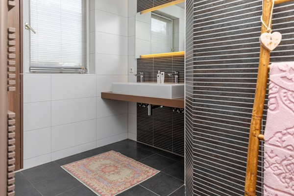 Te koop: Riant half-vrijstaand herenhuis met inpandige garage op een unieke locatie.