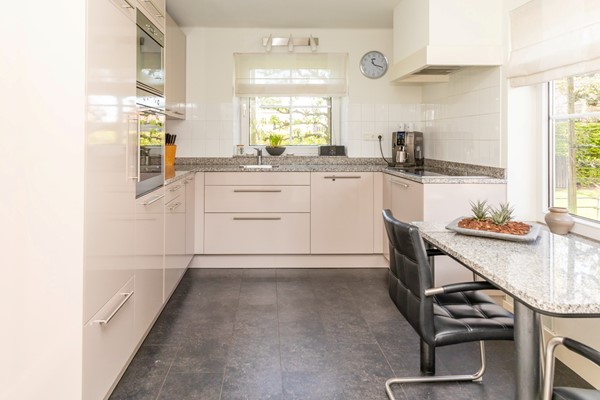 Te koop: Prachtige vrijstaande woning met diverse bijgebouwen op uniek groot perceel!