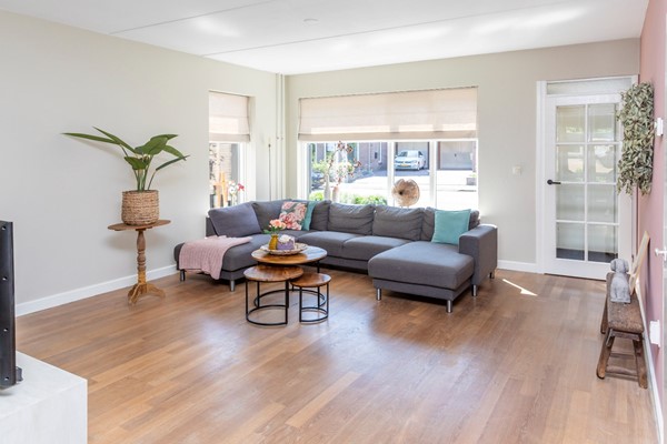 Te koop: Heerlijk ruim familiehuis met berging, overkapping en garage op grote kavel grond!