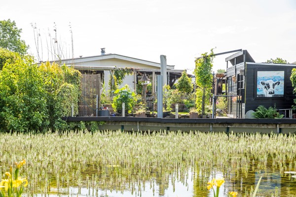 Te koop: Mooi gelegen recreatiewoning op maar liefst 332 m² eigen grond!