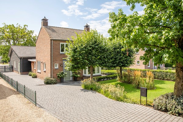 Verkocht onder voorbehoud: Riant vrijstaand wonen met veel extra's op 2966 m² grond!