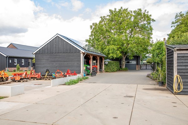 Verkocht onder voorbehoud: Riant vrijstaand wonen met veel extra's op 2966 m² grond!