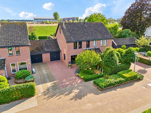 Te koop: Wat een beauty van een tweekapper met grote garage, instapklaar en af!