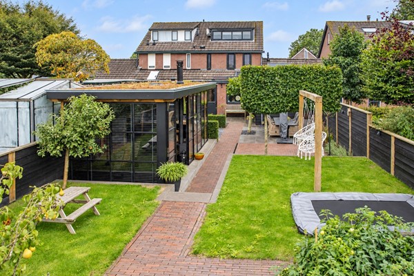 Te koop: Wat een beauty van een tweekapper met grote garage, instapklaar en af!