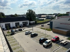 Parkeerplaats vanaf galerij.jpg