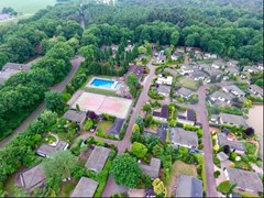 luchtfoto van park met zwembad en tennisbaan.jpg