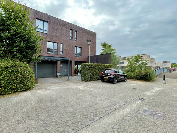 Te koop: Riant en energiezuinig wonen in Tilburg! Met 240 m² woonoppervlak, 6 (mogelijk 8) slaapkamers, 2 badkamers en een eigen kantoorruimte van 24 m² is dit de ideale gezinswoning met volop mogelijkheden.