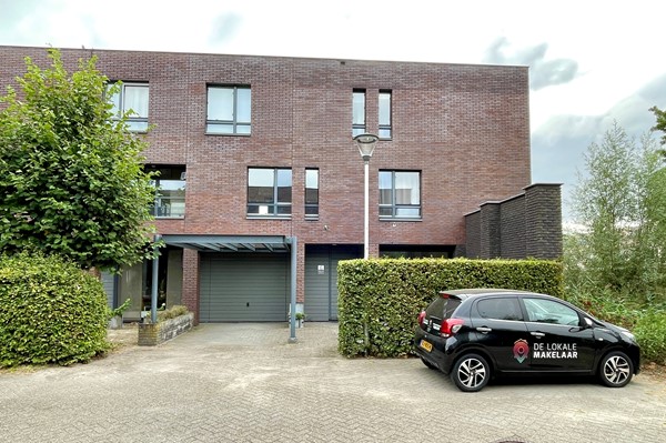 Te koop: Riant en energiezuinig wonen in Tilburg! Met 240 m² woonoppervlak, 6 (mogelijk 8) slaapkamers, 2 badkamers en een eigen kantoorruimte van 24 m² is dit de ideale gezinswoning met volop mogelijkheden.