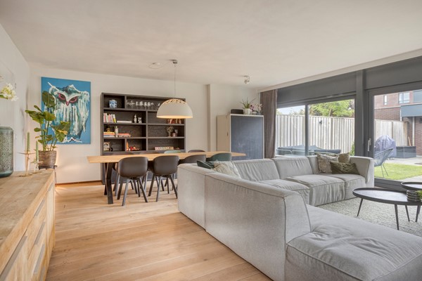 Te koop: Riant en energiezuinig wonen in Tilburg! Met circa 240 m² woonoppervlak, 6 (mogelijk 8) slaapkamers, 2 badkamers en een eigen kantoorruimte van 23 m² is dit de ideale gezinswoning met volop mogelij...