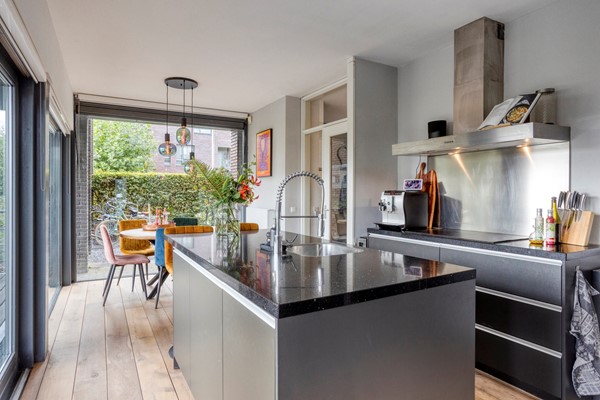 Te koop: Riant en energiezuinig wonen in Tilburg! Met circa 240 m² woonoppervlak, 6 (mogelijk 8) slaapkamers, 2 badkamers en een eigen kantoorruimte van 23 m² is dit de ideale gezinswoning met volop mogelij...