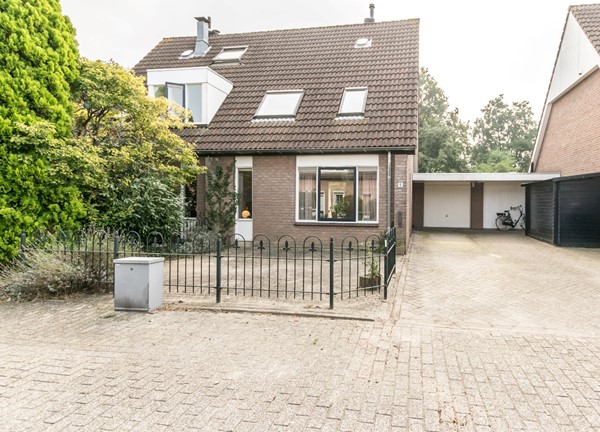 TWEE-ONDER-EEN-KAPWONING MET GARAGE, RUSTIG GELEGEN OP MAASPOORT