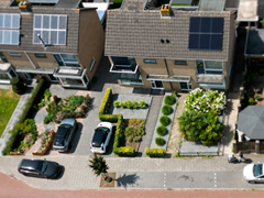 Achter_de_Hoven_43_Wijhe_01_luchtfoto_vooraanzicht_tussenwoning_2026-07-21.png