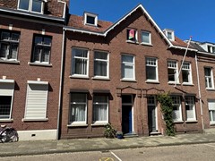 Verkocht: Unieke, karakteristieke stadswoning, vlakbij centrum Heerlen in rustige straat.