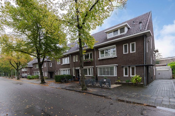 Royale half-vrijstaande jaren-30 woning met oprit en garage op toplocatie in Heerlen 