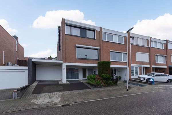 Ruime halfvrijstaande woning met oprit en garage en fijne tuin in Pronsebroek | Heerlen 