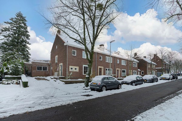 Ruime halfvrijstaande woning met woonkeuken, tuin en oprit op fijne locatie in Heerlen 