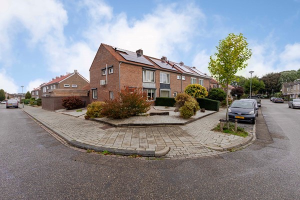 Instapklare hoekwoning op ruim perceel met dubbele garage