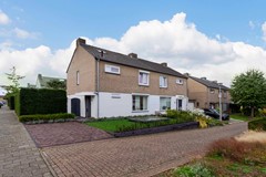 Te koop: Volledig instapklare 2-onder-1-kapwoning met aanbouw, garage, oprit en verwarmd zwembad.