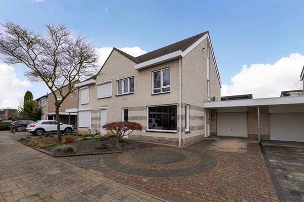 Instapklare geschakelde twee-onder-één-kapwoning met oprit en garage in geliefde wijk Husken in Heerlen