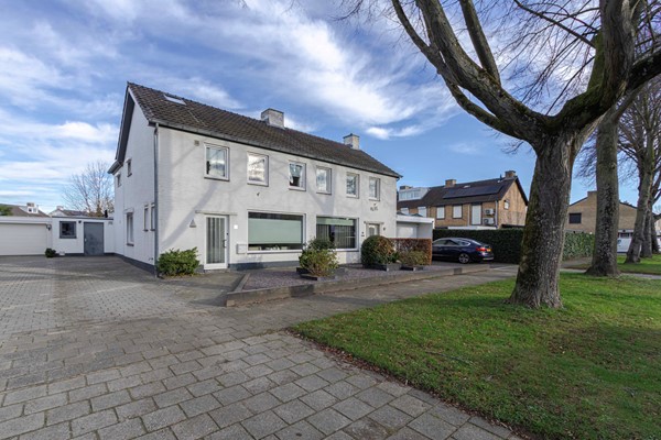 Een ruime twee-onder-een kap woning met oprit, diepe zonnige tuin en volop potentie om geheel naar eigen smaak te moderniseren.