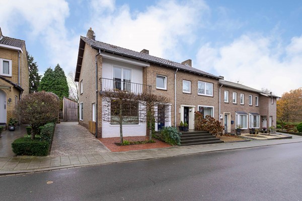 Royale halfvrijstaande woning met fijne tuin en garage op een fijne locatie in Amby.