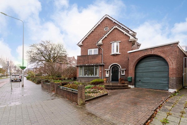 Sfeervolle halfvrijstaande woning, met garage, oprit en vrij uitzicht nabij centrum van Heerlen.