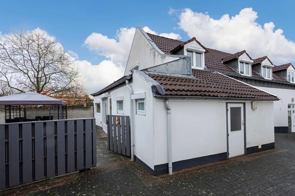 Leuke, karakteristieke halfvrijstaande woning gelegen op een ruim perceel in het geliefde Amby (Maastricht).