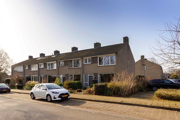 Ruime hoekwoning met vier slaapkamers, zonnige tuin, garagebox en verrassend veel mogelijkheden op korte afstand van het centrum van Maastricht.