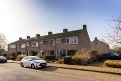 Te koop: Ruime hoekwoning met vier slaapkamers, zonnige tuin, garagebox en verrassend veel mogelijkheden op korte afstand van het centrum van Maastricht.