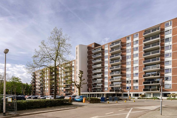 Luxe gerenoveerd appartement met twee slaapkamers, balkon en parkeerfaciliteit in hartje Heerlen.