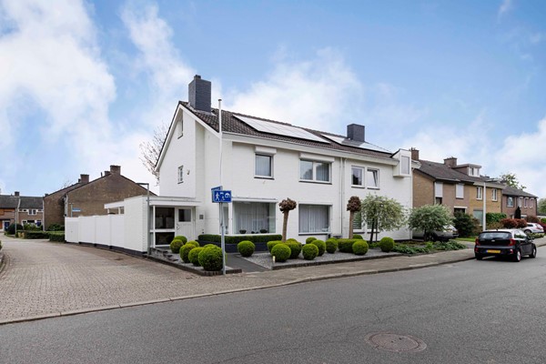 Ruime en keurig onderhouden halfvrijstaande woning met garage, 5 slaapkamers, moderne keuken en badkamer, zonnige tuin en energielabel B in geliefd Amby.