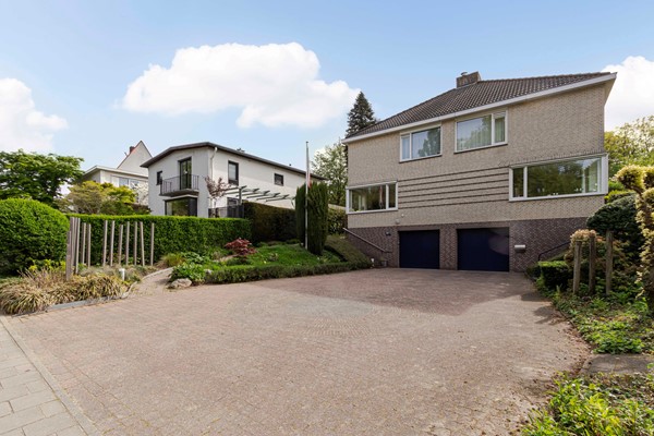 Ruime halfvrijstaande woning met 4 woonlagen, ruime inpandige garage en zonnige tuin op toplocatie aan de Molenberglaan
