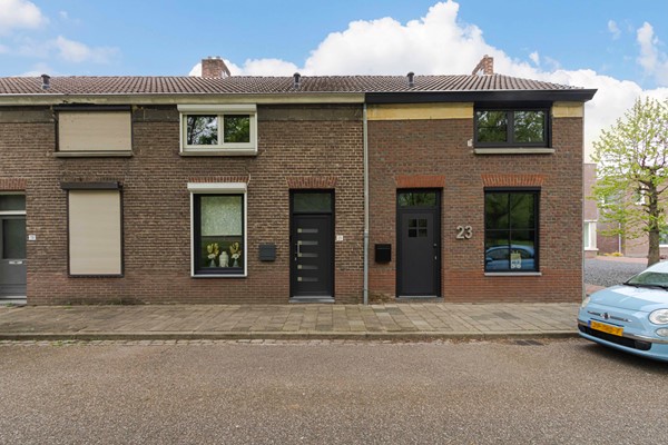 Instapklare starterswoning met aanbouw, vrij uitzicht en verzorgde tuin!