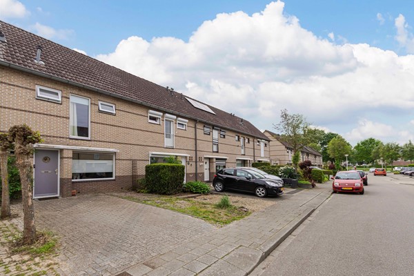 Instapklare tussenwoning met oprit, moderne afwerking en maar liefst 4 slaapkamers in de geliefde wijk Husken (Heerlen)