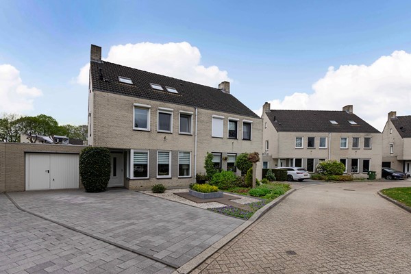 Ruime en verrassend ingedeelde gezinswoning in Amby met royale leefkeuken, vijf slaapkamers en een zonnige tuin op het zuidwesten.