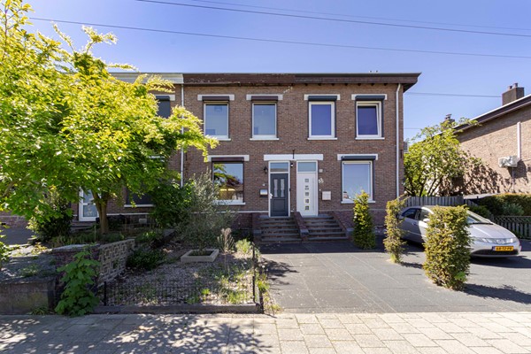 Leuke tussenwoning met 3 slaapkamers, aanbouw en extra ruime garage 
