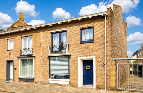 Karakteristieke halfvrijstaande woning met 3 (mogelijk 4) slaapkamers, fijne tuin,  én volop mogelijkheden nabij het centrum van Heerlen.
