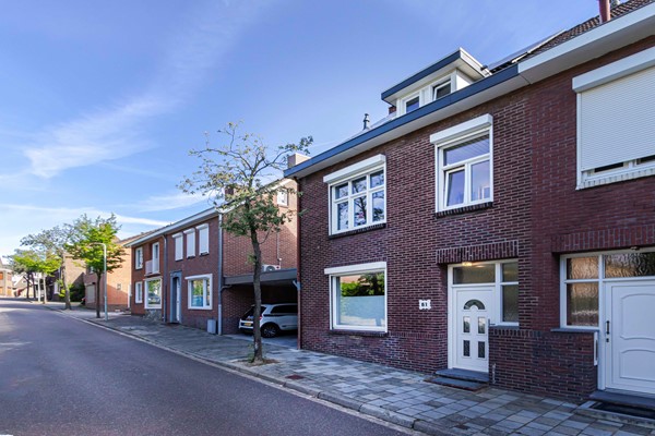 Karakteristieke jaren ’30 woning met verrassend veel leefruimte, 5 slaapkamers en een royale aanbouw op een fijne locatie in Hoensbroek