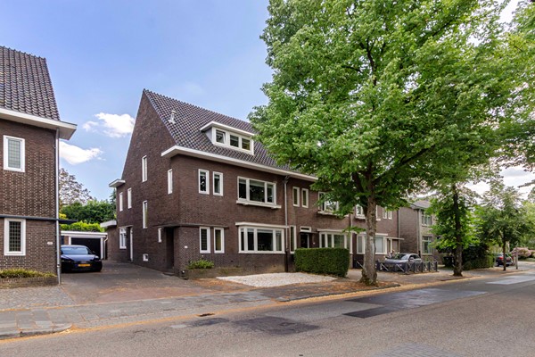 Karakteristieke, volledig gemoderniseerde en uitgebouwde jaren-30 woning met eigen oprit, garage en zonnige tuin.