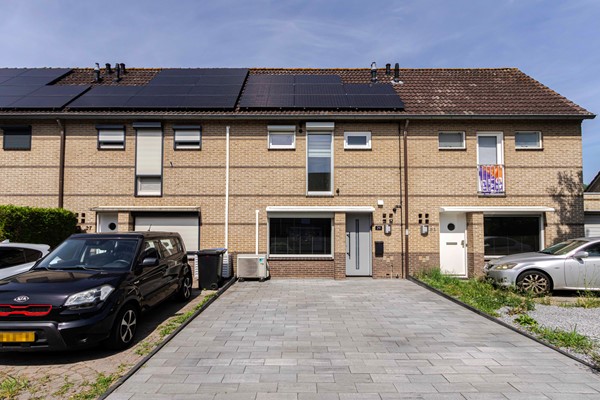 Smaakvol gemoderniseerde tussenwoning in de geliefde woonwijk Husken. (Heerlen)