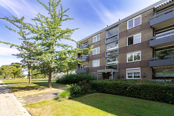 Royaal appartement met drie slaapkamers, twee balkons en een fraai uitzicht, gelegen in de groene woonwijk Passart.
