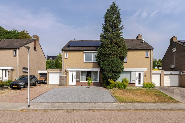 Ruime en instapklare twee-onder-een-kapwoning met garage en aanbouw in De Dem (Hoensbroek)