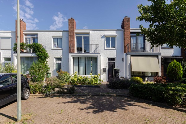 Instapklare tussenwoning met aanbouw in het geliefde Amby!