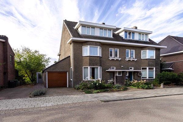 Royale twee-onder-één-kapwoning met groot perceel in Schaesberg