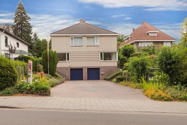Verrassend ruime halfvrijstaande woning met vier woonlagen, inpandige garage, zonnige tuin en energielabel B, prachtig gelegen aan de geliefde Molenberglaan met het Aambos voor de deur.