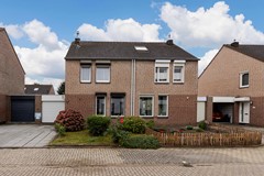 Te koop: Ruime en praktisch ingedeelde geschakelde twee-onder-een-kapwoning met vier slaapkamers, aanbouw, garage, eigen oprit en een zonnige tuin.