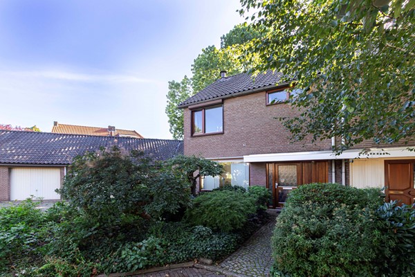 Ruime halfvrijstaande woning met garage, oprit, aanbouw en heerlijke tuin, gelegen in Maastricht